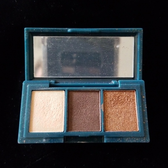 Eyeshadow - Picture 2 of 3